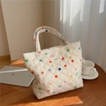 Dettaglio della borsa trapuntata in cotone con pois colorati ed etichetta simple wish - Pois Colorati (Bianco sporco)