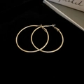Makroaufnahme großer goldener minimalistischer Creolen auf schwarzem Samt - 5cm / Gold