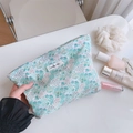 Détail d'une trousse à maquillage vintage en coton fleuri avec étiquette simple wish - Bleu Clair Floral