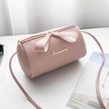 Bolso bandolera cilíndrico rosa de piel litchi con logo dorado y cremallera de lazo - Rosa
