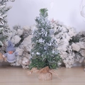 Nahaufnahme vom Mini-Weihnachtsbaum mit Kunstschnee und rustikalem Sackleinen-Sockel - 30cm Schneebedeckter Weihnachtsbaum