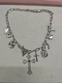Collana vintage argentata con ciondoli a croce, cappello da cowboy e piccoli cuori - Stile Croce Argento