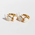 Pendientes de corazón vintage en metal dorado con acabado de esmalte blanco y oro - Blanco