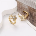 Detalle de los pendientes de flor bañados en oro de 18k con cinco cristales - Blanco