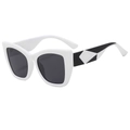 Gafas de sol retro de ojo de gato con montura blanca y patillas geométricas negras - C2 Marco Blanco Lente Gris