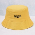 Dettaglio cappello alla pescatora giallo con ricamo babygirl gotico nero e cotone - Taglia unica / Giallo