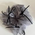 Chouchou en organza gris clair avec bordure en dentelle et petits nœuds noirs - 53# Gris Clair Organza Nœud Noir (HH3984)
