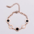 Dettaglio del ciondolo in oro rosa con numeri romani e intarsio in madreperla nera - Oro rosa