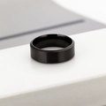 Détail d'une bague de 8mm en acier titane noir mat avec double bords biseautés - US 11 / Noir