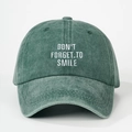 Dunkelgrüne Baseballkappe aus gewaschener Baumwolle mit Don't Forget To Smile Stickerei - Dunkelgrün