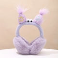 Dettaglio di paraorecchie in peluche viola con grandi occhi e graziose trecce decorative - Diametro 13CM / Viola
