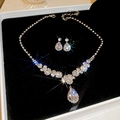 Elegante conjunto de collar y pendientes con gotas de cristal sobre terciopelo negro - 70# Collar-Plata