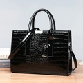 Elegante borsa a mano nera con trama a coccodrillo, manico superiore e fibbia d'oro - Nero