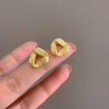 Minimalistische matgouden geometrische driehoekige oorbellen ter referentie van maat - Goud