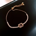 Verstellbares Goldarmband mit lila rechteckigem Edelstein und weißen Zirkoniasteinen - Style 59 / Gold-Rosa