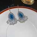 Gros plan de boucles d'oreilles vintage argentées avec pierres bleues et grelots - 61# Crochet d'oreille-Argent-Bleu