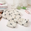 Weißer Teddy-Fleece-Schal mit schwarzen Schleifen-Stickereien und Hayaa Godluck Label - Schal