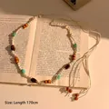 Détail d'une chaîne de taille boho de 170cm avec perles en bois et coquillages - Style Tissé à Coquillages et Turquoise