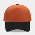 Vue avant d'une casquette trucker en coton orange et noir avec une finition sans couture - Réglable / Caramel avec Visière Noire