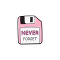 Spilla smaltata a forma di floppy disk rosa con scritta Never Forget stile retrò - Stile Floppy Disk Rosa (QHXZ2684)