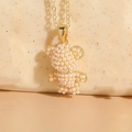 Collier doré avec pendentif ours en peluche serti de perles d'imitation blanches - Ours en Perles
