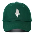 Gros plan sur la broderie fantôme blanche sur casquette de baseball vert foncé - Réglable / Vert foncé