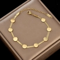 Dettaglio del bracciale a catena serpente dorato in acciaio con dischi tondi nella scatola - Bracciale Oro