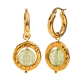 Pendientes de acero chapados en oro de 18K con cuentas verdes y círculos martillados - Pendientes de Botón con Colgante de Vidrio Hecho a Mano - Dorado