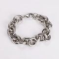 Primer plano de una pulsera de cadena de acero inoxidable plateada con cierre de mosquetón - Pulsera / Color Acero