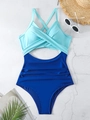 Vue détaillée à plat du monokini croisé bleu avec fronces latérales et accessoires - M / Bleu Lac+Bleu Royal