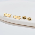 Orecchini a lobo dorati con scritta FUCK audace e chiusura a farfalla in stile minimal - Oro