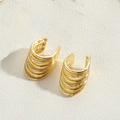 Dettaglio macro dell'orecchino a fascia multistrato dorato con zirconi brillanti - Oro multistrato con zircone
