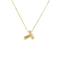 Nahaufnahme der polierten goldfarbenen Halskette mit dem Buchstaben T und kleiner Perlenkette - Halskette Buchstabe T / Gold