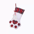 Calza di Natale bianca a forma di zampa con decoro scozzese e ciondolo a osso - Calza a Zampa di Cane con Ciondolo a Osso / Quadri Rossi