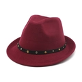 Détail du chapeau fedora rouge vin avec bande décorative cloutée dorée et argentée - M (56-58cm) / Bordeaux