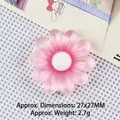Vista dettagliata di una margherita in resina rosa da 27mm per decorazioni fai da te - Rosa