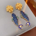 Detailweergave van vintage gouden bloem en blauwe emaille koi vis hanger oorbellen - Koi Vorm (Zilveren Pin) / Blauw