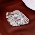 Spilla a conchiglia d'argento con perla barocca bianca su sfondo di seta scura - 70# Perla Barocca di Conchiglia Argento