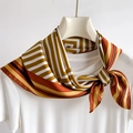 Dettaglio di un foulard in raso di seta da 70cm con motivi geometrici su una maglietta bianca - 70x70cm / Marrone Arancio Geometrico Retrò (FJ747-1)
