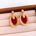 Vue macro de boucles d'oreilles vintage avec pierres œil de tigre et étiquettes fait main - 38# Tige d'oreille en argent - Or - Rouge - Pendentif étiquette fait main