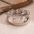 Detail von silbernem geometrischem Armband-Set mit Hammerschlag-Textur auf Naturstein - 4-teiliges Set / Silber