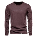 Detail eines burgunderroten Langarm-T-Shirts mit Acapeson Collection Stickerei auf der Brust - S / Burgunderrot