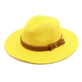 Détail d'un chapeau de paille jaune avec ruban en cuir brun et rivets dorés - M (56-58cm) / Jaune