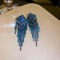 Dettaglio macro di orecchini a nappa lunga con cristalli blu e incastonatura di strass - Stile 1 Perno in Argento Freccia Blu