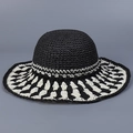 Dettaglio della trama all'uncinetto fatta a mano su un cappello da sole bicolore a tesa larga - M(56-58cm) / Nero