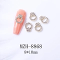 Détail de bijoux d'ongles dorés 8x10mm avec strass montrant l'effet sur ongles roses - Anneau Rond en Strass Blanc Doré (8868)