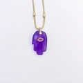 Primer plano del collar con colgante de mano de Hamsa en piedra púrpura y ojo dorado - Púrpura
