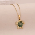 Collana con pendente a tartaruga dorata con zirconi verdi e cristalli scintillanti - Verde