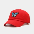 Primer plano del bordado de mariposa en tela de algodón de gorra de béisbol roja - Ajustable / Rojo