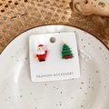 Detailansicht asymmetrischer Weihnachts-Ohrringe mit Weihnachtsmann und Baum auf Keramikteller - C Weihnachtsmann + Weihnachtsbaum